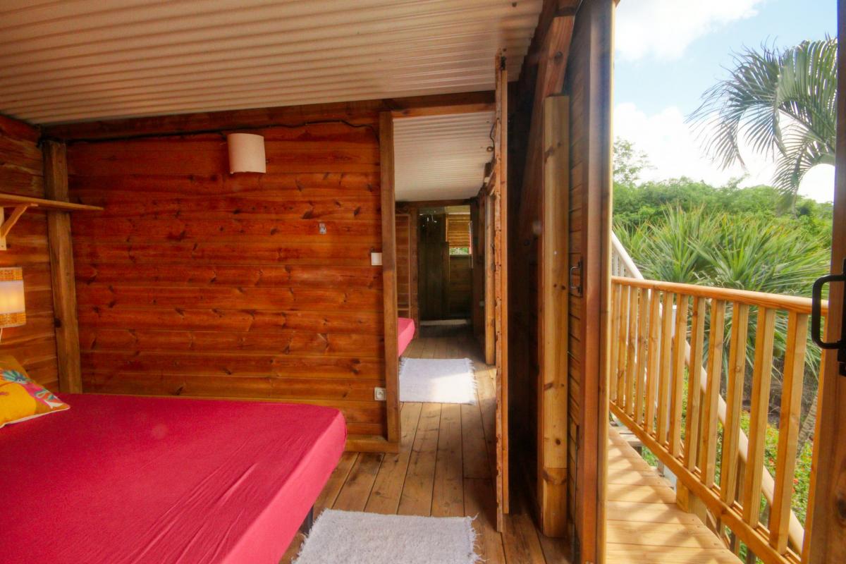 37 Location villa piscine Martinique_portes chambre robinson 2